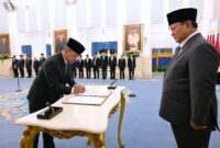 Presiden Prabowo Subianto melantik Suahasil Nazara sebagai Menteri Keuangan di Istana Negara, Jakarta (foto:  kementerian sekretaris negara)