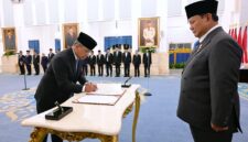 Presiden Prabowo Subianto melantik Suahasil Nazara sebagai Menteri Keuangan di Istana Negara, Jakarta (foto: kementerian sekretaris negara)