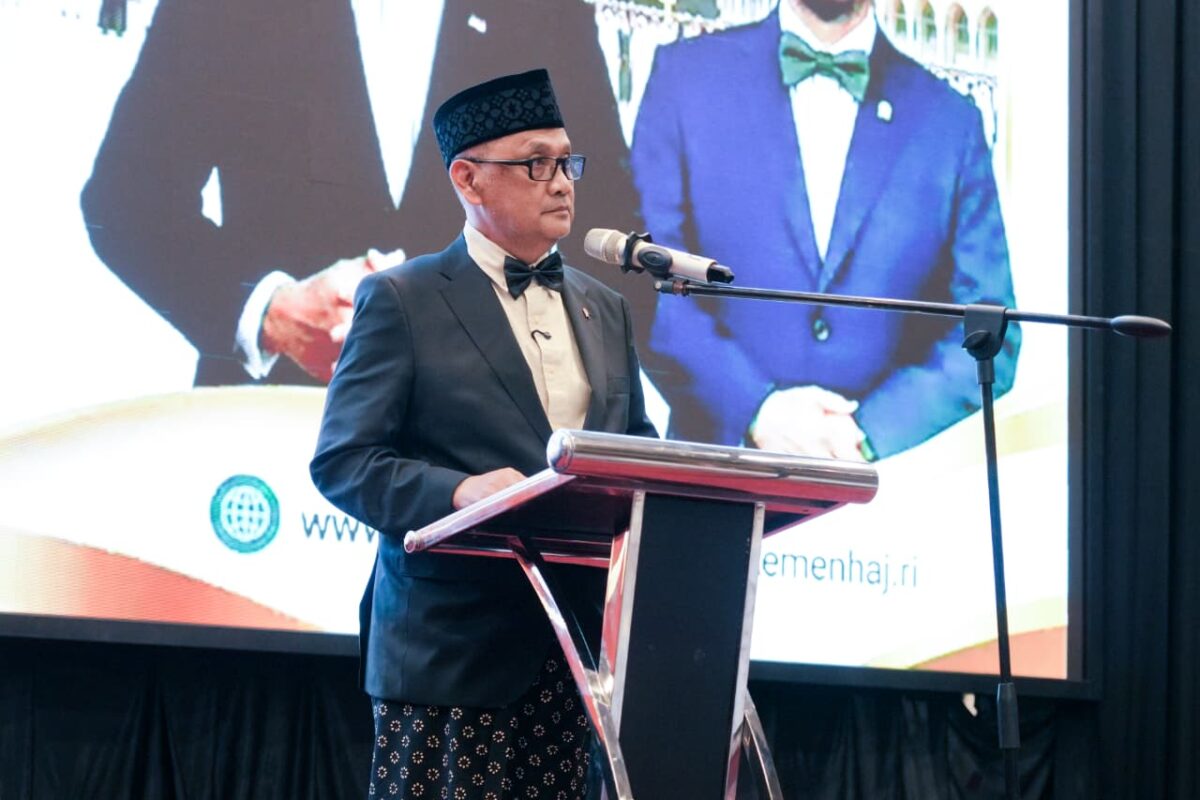 Menteri Haji dan Umrah Mochammad Irfan Yusuf memberikan arahan dalam evaluasi program dan anggaran 2026 serta persiapan alokasi anggaran 2027 di Surabaya (foto: kementerian haji dan umrah)