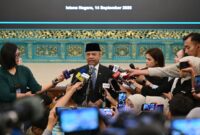 Menteri Keuangan Suahasil Nazara memberikan keterangan seusai dilantik Presiden Prabowo Subianto di Istana Negara, Jakarta (foto: kementerian sekretaris negara)