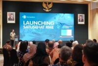 Tenaga kesehatan mengakses data pasien melalui sistem SATUSEHAT RME yang terintegrasi secara nasional (foto: kementerian kesehatan)
