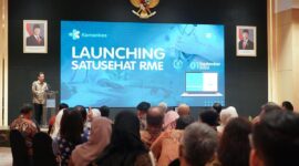 Tenaga kesehatan mengakses data pasien melalui sistem SATUSEHAT RME yang terintegrasi secara nasional (foto: kementerian kesehatan)