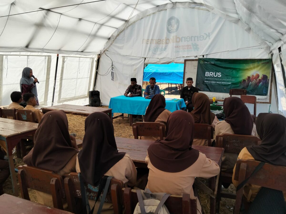 Siswa SMA Muhammadiyah Boleng mengikuti kegiatan Bimbingan Remaja Usia Sekolah (BRUS) di tenda darurat setelah gempa merusak sejumlah ruang kelas (foto: kementerian agama)