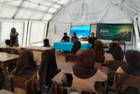 Siswa SMA Muhammadiyah Boleng mengikuti kegiatan Bimbingan Remaja Usia Sekolah (BRUS) di tenda darurat setelah gempa merusak sejumlah ruang kelas (foto: kementerian agama)