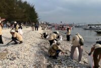 Pelajar dan mahasiswa mengikuti aksi bersih pantai sebagai bagian dari rangkaian Cengkerama Iklim di Surabaya (foto: kementerian lingkungan hidup)
