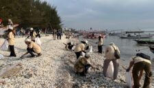 Pelajar dan mahasiswa mengikuti aksi bersih pantai sebagai bagian dari rangkaian Cengkerama Iklim di Surabaya (foto: kementerian lingkungan hidup)