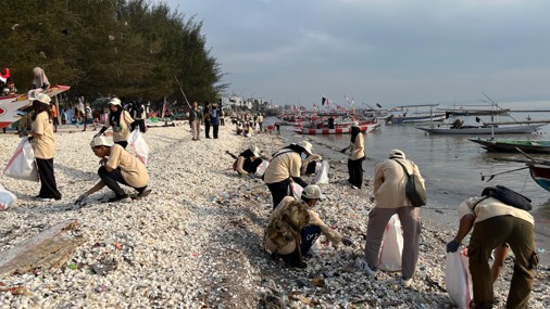 Pelajar dan mahasiswa mengikuti aksi bersih pantai sebagai bagian dari rangkaian Cengkerama Iklim di Surabaya (foto: kementerian lingkungan hidup)