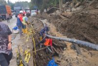 Petugas menangani pemulihan infrastruktur dan fasilitas publik yang terdampak banjir bandang atau galodo di Kabupaten Solok, Sumatera Barat (foto: kementerian sekretaris negara)