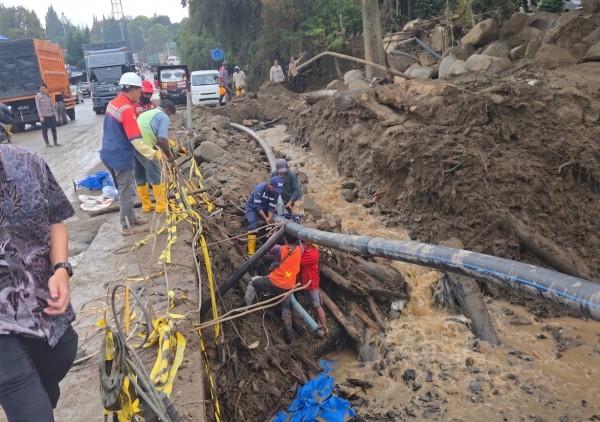Petugas menangani pemulihan infrastruktur dan fasilitas publik yang terdampak banjir bandang atau galodo di Kabupaten Solok, Sumatera Barat (foto: kementerian sekretaris negara)