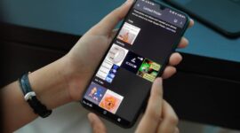 pengguna mengakses fitur Folder Aman untuk menyembunyikan file pada HP Android  (Ilustrasi AI : sisipublik.com)