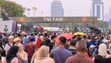 Warga melihat berbagai alat utama sistem senjata (alutsista) dalam gelaran TNI Fair 2026 di kawasan Monumen Nasional (Monas), Jakarta (foto: kementerian pertahanan)