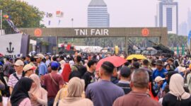 Warga melihat berbagai alat utama sistem senjata (alutsista) dalam gelaran TNI Fair 2026 di kawasan Monumen Nasional (Monas), Jakarta (foto: kementerian pertahanan)