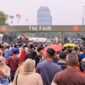 Warga melihat berbagai alat utama sistem senjata (alutsista) dalam gelaran TNI Fair 2026 di kawasan Monumen Nasional (Monas), Jakarta (foto: kementerian pertahanan)
