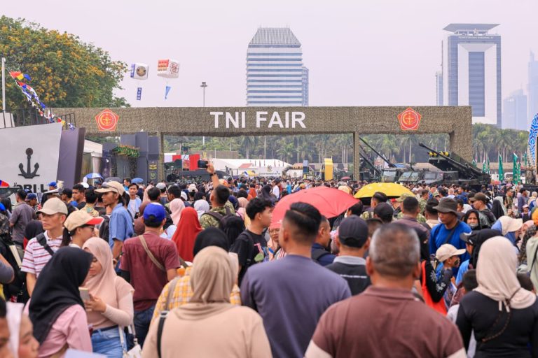 Warga melihat berbagai alat utama sistem senjata (alutsista) dalam gelaran TNI Fair 2026 di kawasan Monumen Nasional (Monas), Jakarta (foto: kementerian pertahanan)