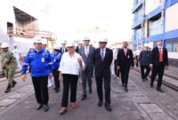 Wamenhan RI Donny Ermawan Taufanto bersama Menteri Angkatan Bersenjata dan Veteran Prancis Catherine Vautrin meninjau fasilitas PT PAL Indonesia di Surabaya dalam rangka penguatan kerja sama pertahanan dan pembangunan kapal selam Scorpène (foto: kementerian pertahanan)