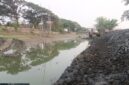Excavator amphibi digunakan untuk membuka alur Sungai Deket sebagai bagian dari upaya memperlancar pasokan air irigasi ke persawahan di kawasan Bengawan Jero, Lamongan (foto: kementerian pekerjaan umum)