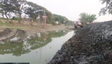 Excavator amphibi digunakan untuk membuka alur Sungai Deket sebagai bagian dari upaya memperlancar pasokan air irigasi ke persawahan di kawasan Bengawan Jero, Lamongan (foto: kementerian pekerjaan umum)