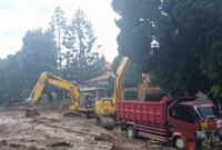 Petugas Kementerian PU membersihkan material banjir di kawasan Arosuka, Kabupaten Solok, Sumatera Barat, sebagai bagian dari pemulihan infrastruktur dan fasilitas publik (foto: kementerian pekerjaan umum)