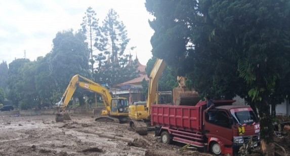 Petugas Kementerian PU membersihkan material banjir di kawasan Arosuka, Kabupaten Solok, Sumatera Barat, sebagai bagian dari pemulihan infrastruktur dan fasilitas publik (foto: kementerian pekerjaan umum)