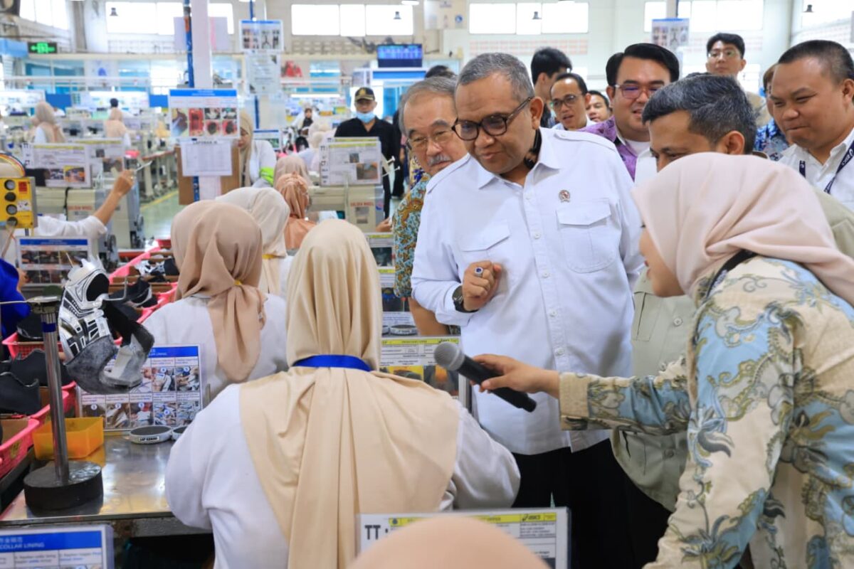 Wamenaker Afriansyah Noor mengunjungi PT Nikomas Gemilang di Kabupaten Serang, Banten (foto: kementerian ketanakerjaan)