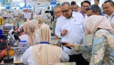 Wamenaker Afriansyah Noor mengunjungi PT Nikomas Gemilang di Kabupaten Serang, Banten (foto: kementerian ketanakerjaan)