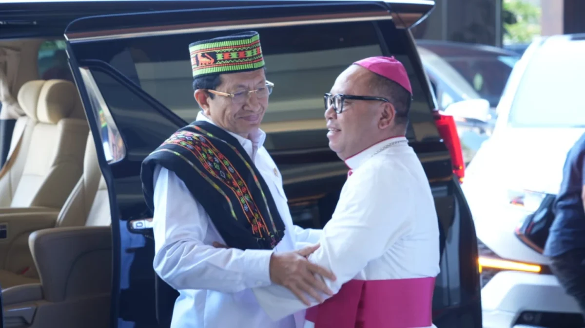 Menteri Agama Nasaruddin Umar mengunjungi Labuan Bajo, Manggarai Barat, NTT, sekaligus menyalurkan bantuan tanggap darurat bagi masyarakat terdampak gempa Flores (foto: kementerian agama)