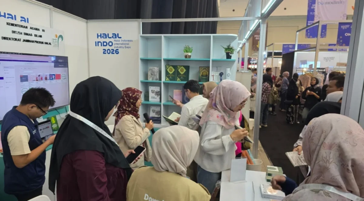 Pengunjung mendapatkan informasi mengenai jaminan produk halal dalam penyelenggaraan Halal Indo 2026 di ICE BSD City, Tangerang (foto: kementerian agama)