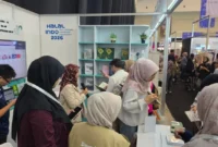 Pengunjung mendapatkan informasi mengenai jaminan produk halal dalam penyelenggaraan Halal Indo 2026 di ICE BSD City, Tangerang (foto: kementerian agama)