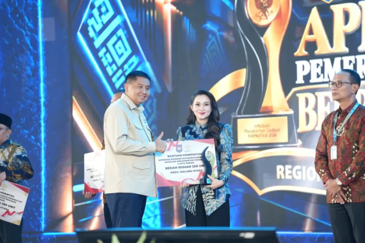 Menteri PKP Maruarar Sirait menyerahkan apresiasi kepada pemerintah daerah penerima penghargaan kategori Implementasi Program 3 Juta Rumah dalam Apresiasi Pemerintah Daerah Berprestasi 2026 (foto: kementerian perumahan dan kawasan pemukiman)