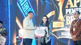 Menteri PKP Maruarar Sirait menyerahkan apresiasi kepada pemerintah daerah penerima penghargaan kategori Implementasi Program 3 Juta Rumah dalam Apresiasi Pemerintah Daerah Berprestasi 2026 (foto: kementerian perumahan dan kawasan pemukiman)