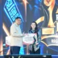 Menteri PKP Maruarar Sirait menyerahkan apresiasi kepada pemerintah daerah penerima penghargaan kategori Implementasi Program 3 Juta Rumah dalam Apresiasi Pemerintah Daerah Berprestasi 2026 (foto: kementerian perumahan dan kawasan pemukiman)