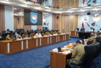 Menteri PKP Maruarar Sirait bersama jajaran pemerintah membahas kesiapan pembangunan 2.200 rumah di Papua Pegunungan dalam rapat koordinasi di Jakarta (foto: kementerian perumahan dan kawasan permukiman)