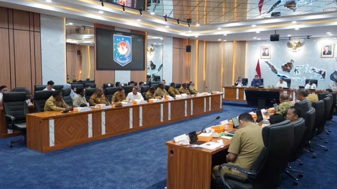Menteri PKP Maruarar Sirait bersama jajaran pemerintah membahas kesiapan pembangunan 2.200 rumah di Papua Pegunungan dalam rapat koordinasi di Jakarta (foto: kementerian perumahan dan kawasan permukiman)