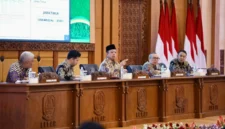 Menteri ATR/Kepala BPN Nusron Wahid memberikan pengarahan dalam rapat koordinasi transformasi layanan pertanahan di Jawa Timur, Surabaya (foto: kementerian agraria dan tata ruang)