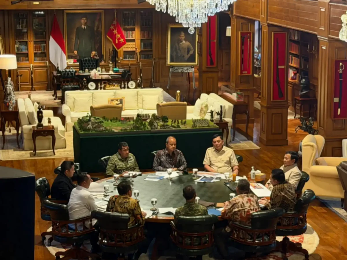 Presiden Prabowo Subianto menerima laporan Satuan Tugas Penertiban Kawasan Hutan (Satgas PKH) di Hambalang, Kabupaten Bogor, Jawa Barat (kementerian sekretaris negara)