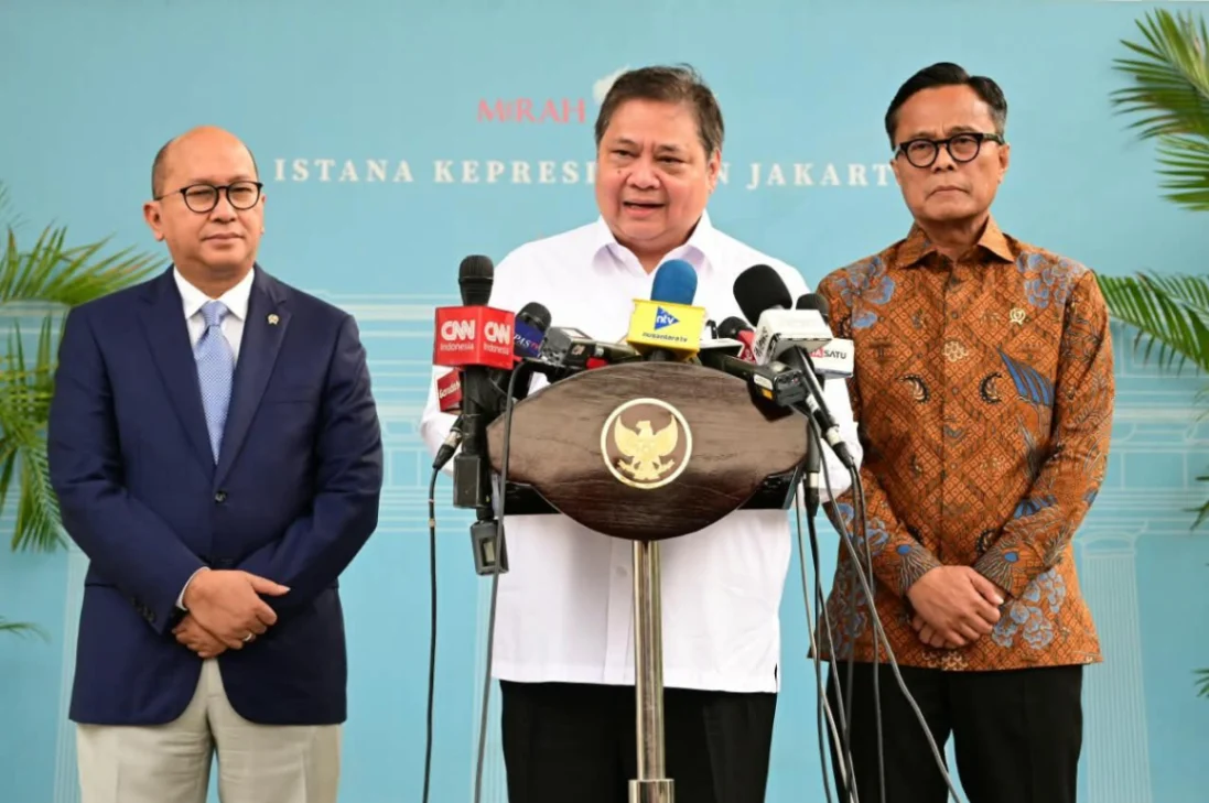 Menteri Koordinator Bidang Perekonomian Airlangga Hartarto membahas penguatan industri tekstil dan produk tekstil (foto: kementerian sekretaris negara)