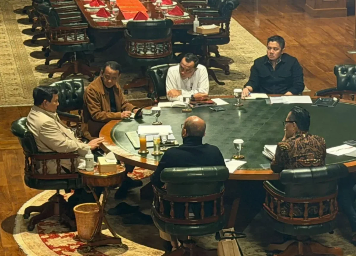 Presiden Prabowo Subianto menerima Menteri Investasi dan Hilirisasi sekaligus CEO Danantara Rosan Roeslani, Menteri ESDM Bahlil Lahadalia, serta jajaran Danantara di Hambalang, Kabupaten Bogor (foto : kementerian sekretaris negara)