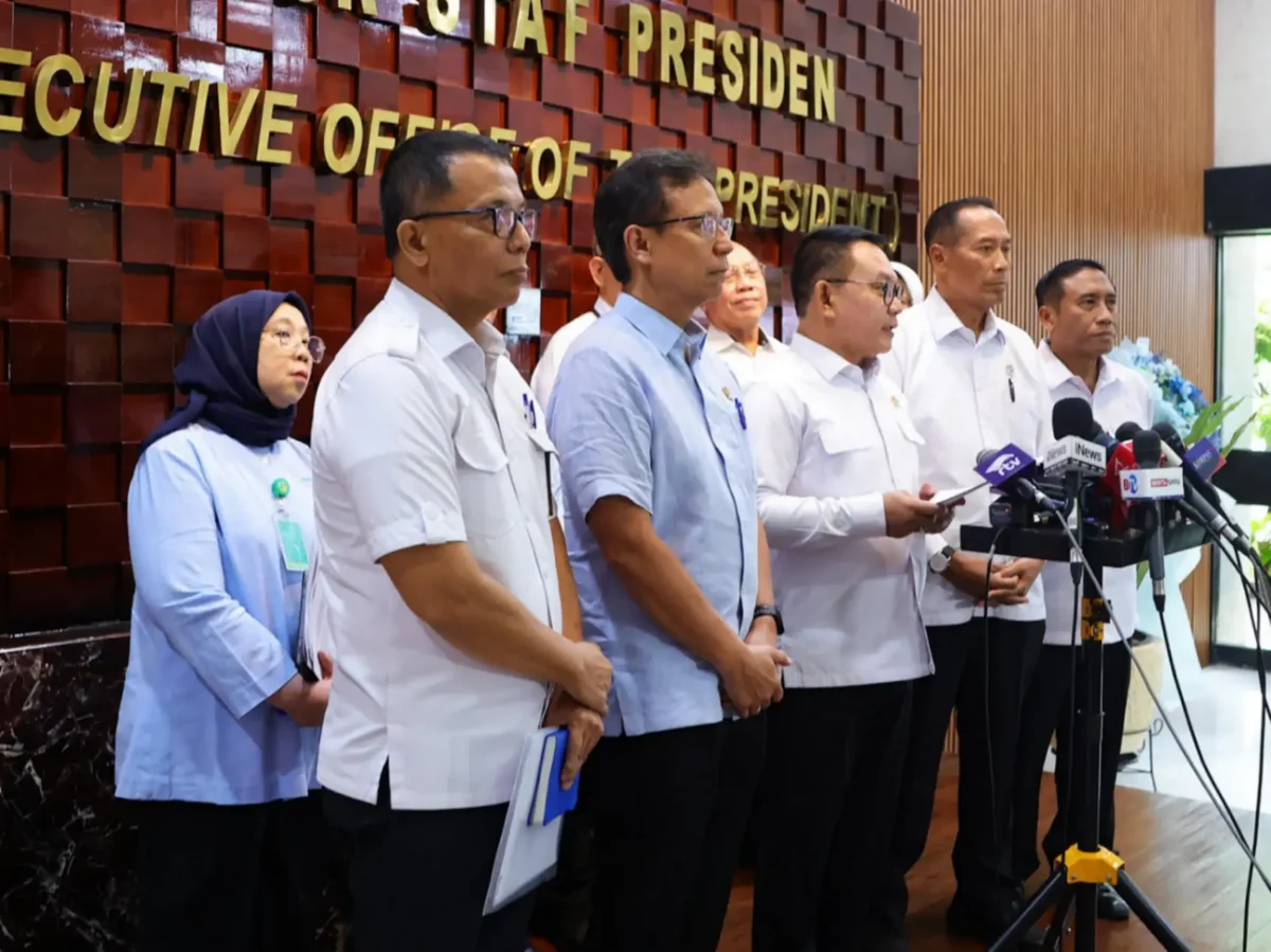 Kepala Staf Kepresidenan Dudung Abdurachman bersama Menteri Kesehatan Budi Gunadi Sadikin menyampaikan keterangan terkait pengesahan 25 program studi PPDS baru di Jakarta (foto: kementerian kesehatan)