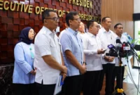 Kepala Staf Kepresidenan Dudung Abdurachman bersama Menteri Kesehatan Budi Gunadi Sadikin menyampaikan keterangan terkait pengesahan 25 program studi PPDS baru di Jakarta (foto: kementerian kesehatan)