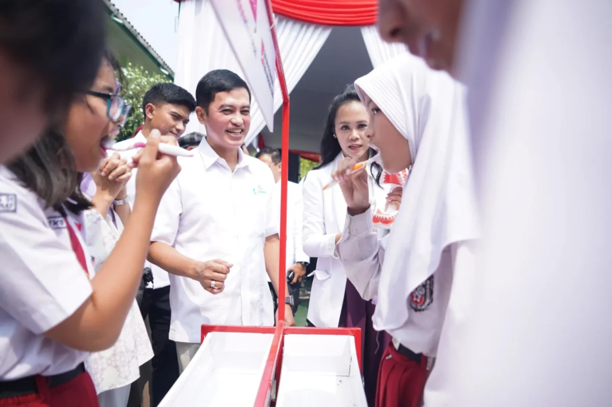 Siswa mengikuti edukasi dan pemeriksaan kesehatan gigi dalam kick-off Bulan Kesehatan Gigi Nasional 2026 di SDN Menteng 01, Jakarta (foto: kementerian kesehatan)