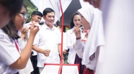 Siswa mengikuti edukasi dan pemeriksaan kesehatan gigi dalam kick-off Bulan Kesehatan Gigi Nasional 2026 di SDN Menteng 01, Jakarta (foto: kementerian kesehatan)