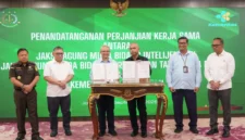 Sekretaris Jenderal Kemenkes Kunta Wibawa Dasa Nugraha bersama jajaran Kejaksaan Agung saat penandatanganan kerja sama pengawalan program kesehatan di Jakarta (foto: kementerian kesehatan)