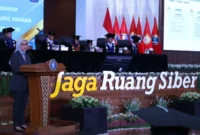 Menteri PANRB Rini Widyantini saat menjadi orator pada Orasi Ilmiah Wisuda Sarjana Terapan Politeknik Siber dan Sandi Negara Tahun Akademik 2026 di Kantor BSSN, Depok (foto: kementerian panrb)