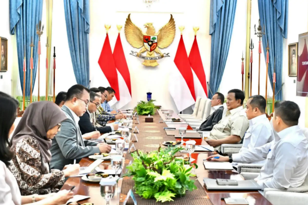Presiden Prabowo Subianto membahas digitalisasi layanan publik dan penguatan Pos Bantuan Hukum bersama Menteri Hukum Supratman Andi Agtas (foto: kementerian sekretaris negara)