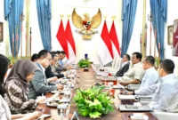 Presiden Prabowo Subianto membahas digitalisasi layanan publik dan penguatan Pos Bantuan Hukum bersama Menteri Hukum Supratman Andi Agtas (foto: kementerian sekretaris negara)