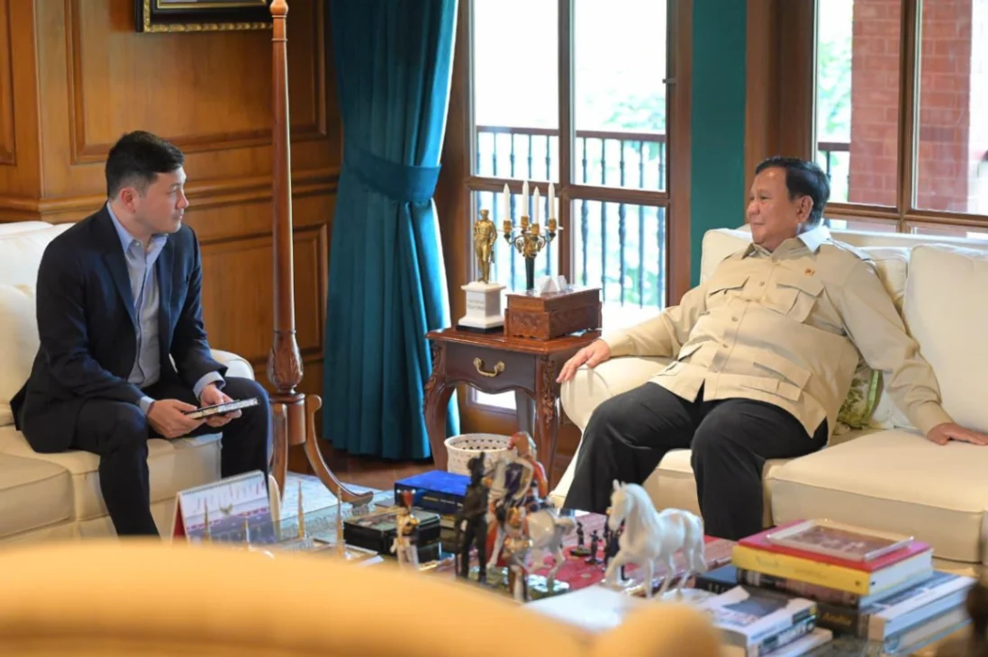 Presiden Prabowo Subianto menerima Duta Besar Amerika Serikat untuk ASEAN Kevin Kim dan Kuasa Usaha ad interim Joy M. Sakurai di Hambalang, Jawa Barat (foto: kementerian sekretaris negara)