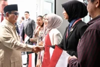 Mahasiswa Indonesia menyambut Presiden Prabowo Subianto dengan kibaran bendera Merah Putih di Vladivostok, Rusia (Foto: kementerian sekretaris negara)