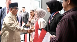 Mahasiswa Indonesia menyambut Presiden Prabowo Subianto dengan kibaran bendera Merah Putih di Vladivostok, Rusia (Foto: kementerian sekretaris negara)