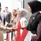 Mahasiswa Indonesia menyambut Presiden Prabowo Subianto dengan kibaran bendera Merah Putih di Vladivostok, Rusia (Foto: kementerian sekretaris negara)