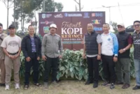 Bupati Kerinci Monadi menutup Festival Kopi Kerinci 2026 di M10, Lindung Jaya, Kecamatan Kayu Aro (foto: fb milineal monadi)